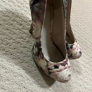 Flower heels size 6.5